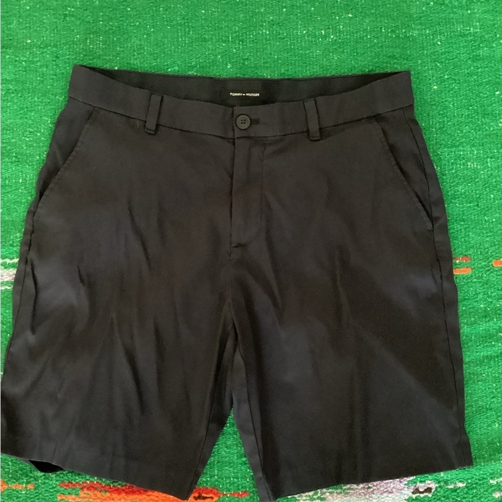 Tommy Hilfiger Navy Flat Front Shorts-Nylon-SZ 34
Waist 17”
Inseam 9”
@B1